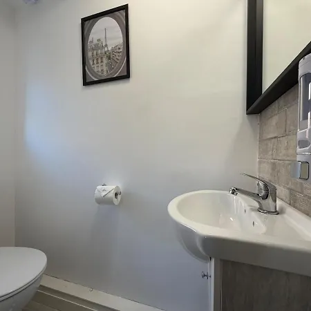 Modern 8 Guest Getaway - Large Kitchen & Lounge Leeds (West Yorkshire)