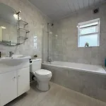 Modern 10 Guest Getaway - Large Kitchen & Lounge Lägenhet *