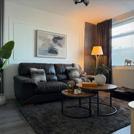 Modern 10 Guest Getaway - Large Kitchen & Lounge