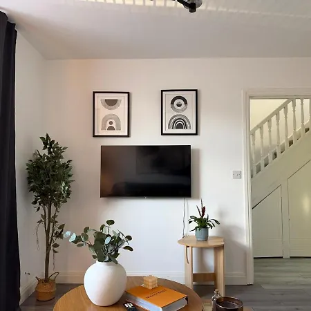 Modern 10 Guest Getaway - Large Kitchen & Lounge *