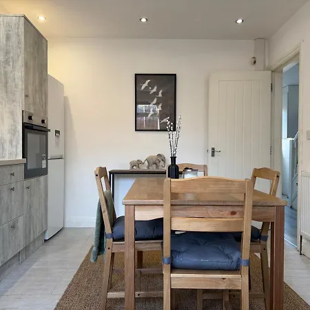 Modern 8 Guest Getaway - Large Kitchen & Lounge 公寓 利兹