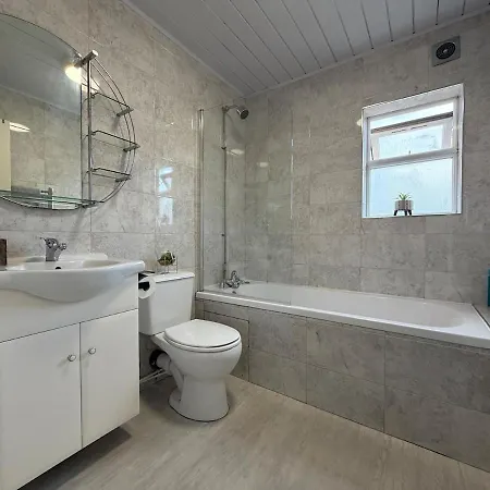 Modern 10 Guest Getaway - Large Kitchen & Lounge Apartman *
