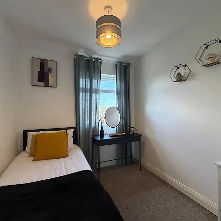 Modern 10 Guest Getaway - Large Kitchen & Lounge *