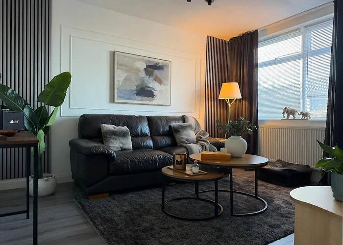 Modern 8 Guest Getaway - Large Kitchen & Lounge