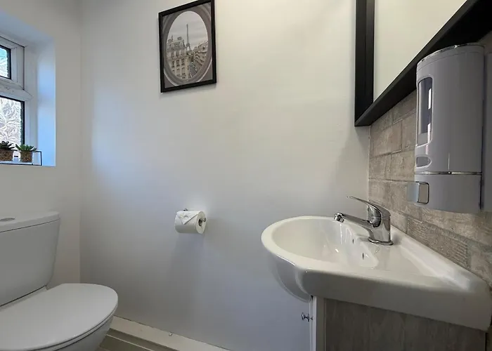 Modern 8 Guest Getaway - Large Kitchen&lounge Leeds (West Yorkshire)