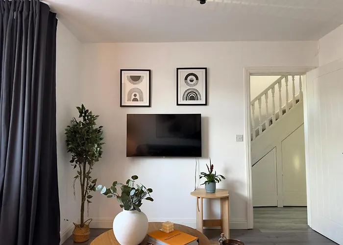 Modern 8 Guest Getaway - Large Kitchen & Lounge *