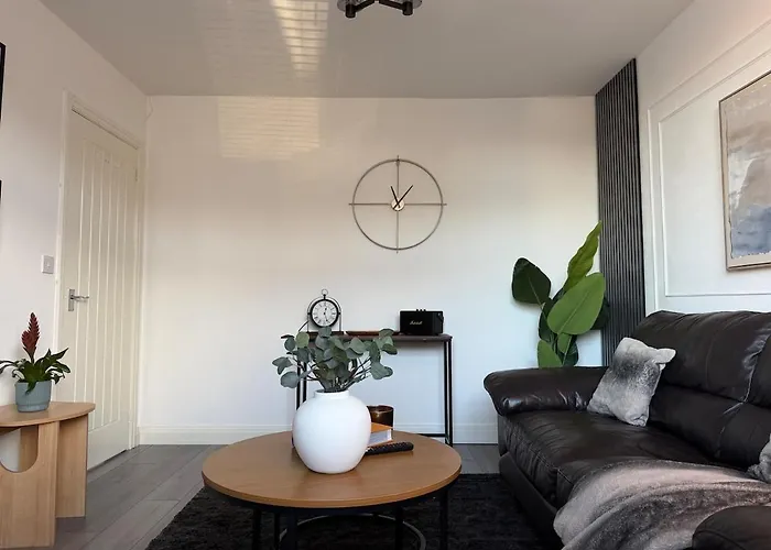 Modern 8 Guest Getaway - Large Kitchen & Lounge *