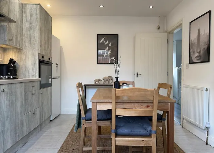 Modern 8 Guest Getaway - Large Kitchen & Lounge 公寓 利兹