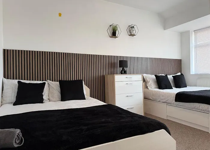 Modern 8 Guest Getaway - Large Kitchen & Lounge 利兹