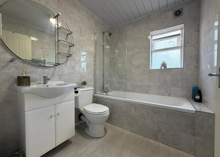 Modern 8 Guest Getaway - Large Kitchen&lounge Apartment *