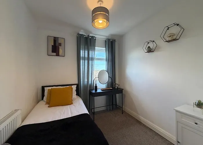 Modern 8 Guest Getaway - Large Kitchen & Lounge *