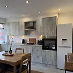 Apartment Modern 8 Guest Getaway - Large Kitchen&lounge