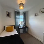 Modern 8 Guest Getaway - Large Kitchen&lounge *