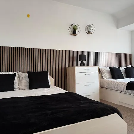 Modern 8 Guest Getaway - Large Kitchen & Lounge 리즈